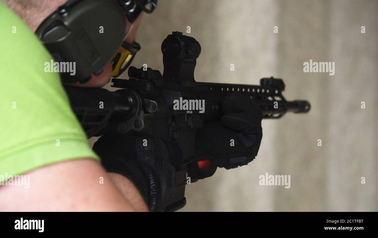 Mann Schiessen mit einem Gewehr auf einem Schießstand. Stockfoto