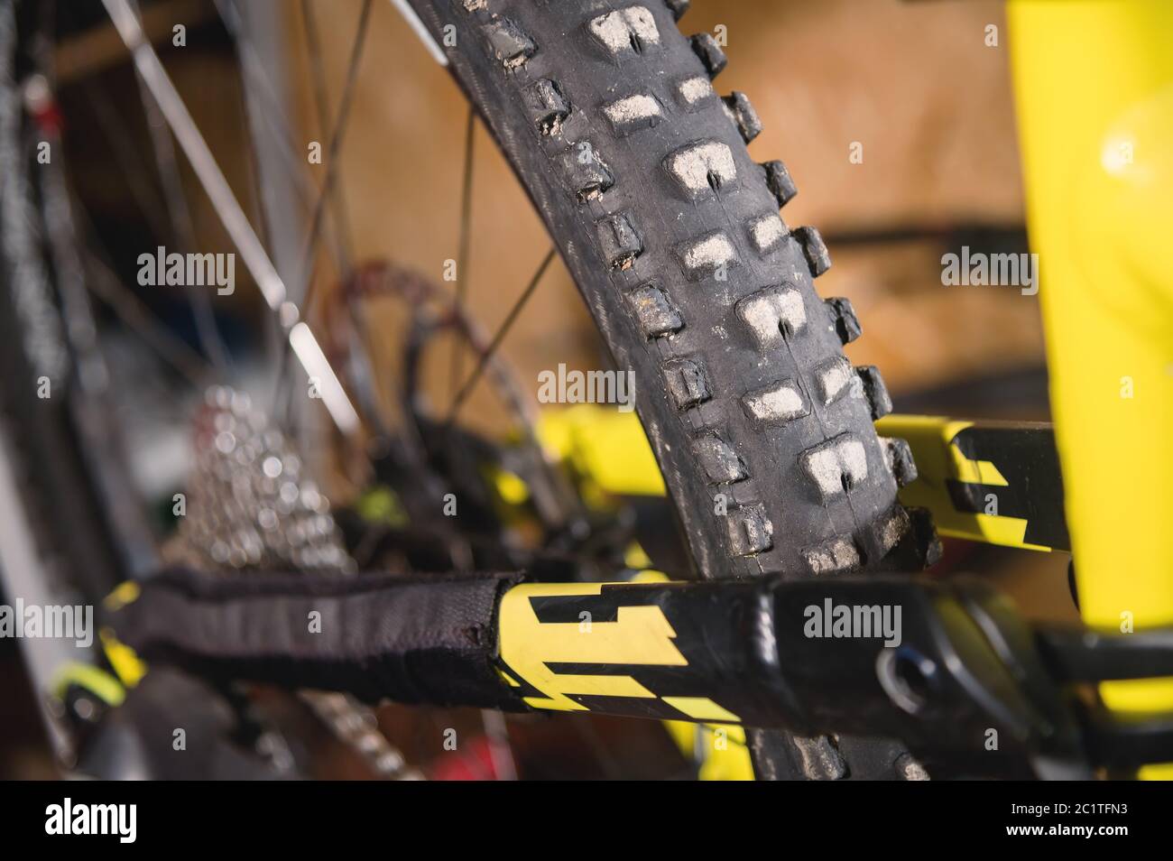 Mountainbike-Reifen-Profil Nahaufnahme zu Hause Werkstatt Stockfoto