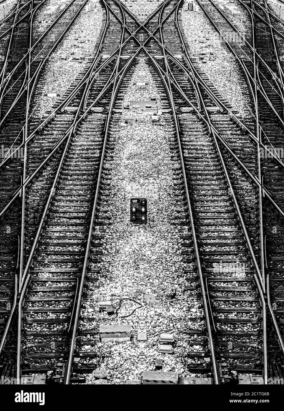 Schwarz-Weiß-Bild von Bahngleisen am Westbahnhof Wien Stockfoto