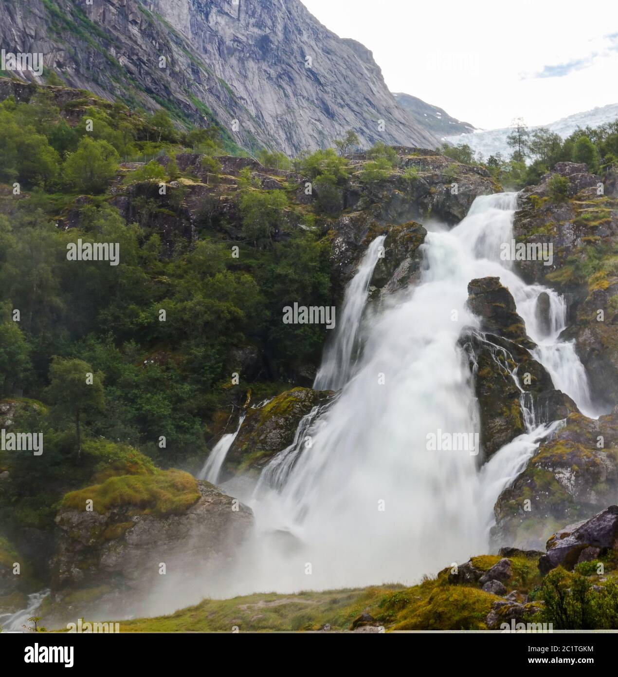 Panoramablick auf den Wasserfall von kleivafossen am Fluss briksdalselva, Briksdalsbreen Gletscher, Norwegen Stockfoto