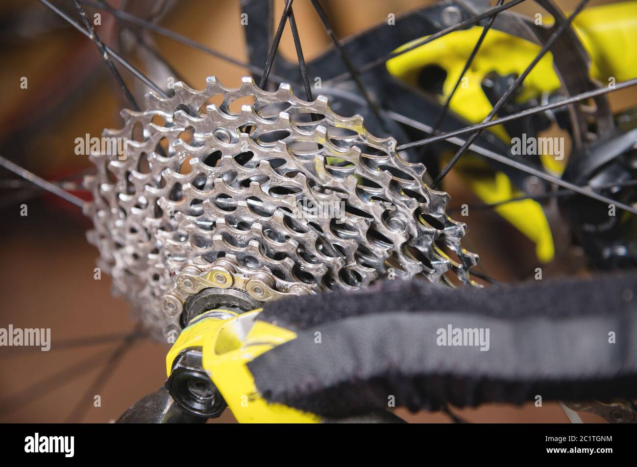 Nahaufnahme Ansicht des Fahrrads in Reparatur. Nahaufnahme der Getriebestassette. Bastelservice für Mountainbikes. Reparaturanleitung für Ihren Standort Stockfoto