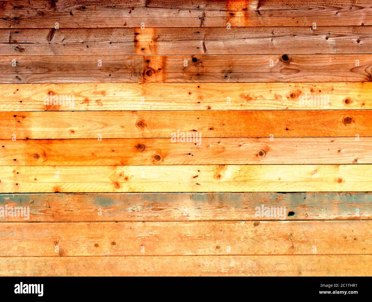Bunte alte rustikale Holzdiele Wand oder Boden mit reichen braunen Bretter aus wiederverwendetem Holz Stockfoto