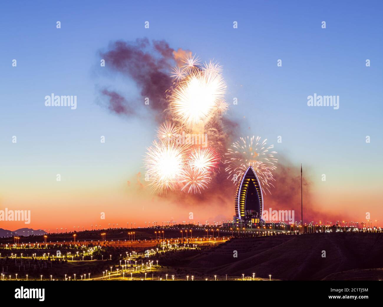 Feuerwerk über dem 5-Sterne-Hotel Stockfoto