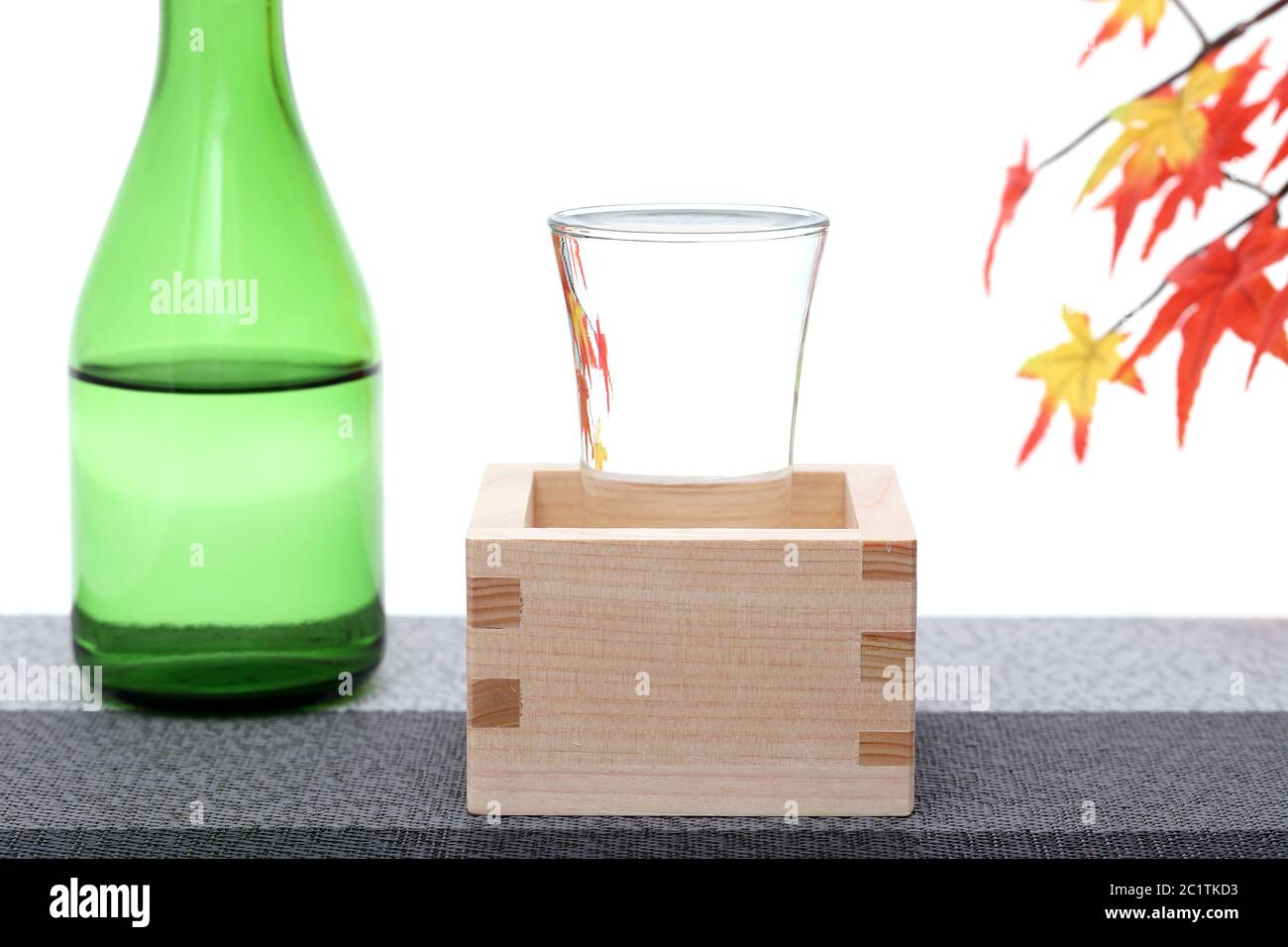 Japanischer Holzkiste mit Sake masu auf Holz- fach, auf weißem Hintergrund Stockfoto