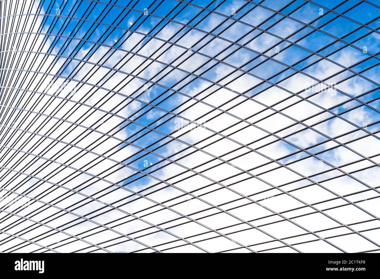Spiegelung des Himmels und Wolken in Glas Spirale, Welle mit Biegefassade Fenster der Finanz-Wolkenkratzer Stockfoto