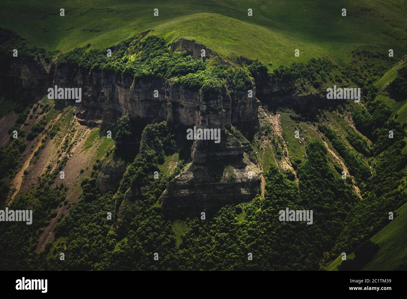 Dramatische Landschaft eines grünen Tales am Fuße des Inal-Plateaus im Nordkaukasus Stockfoto