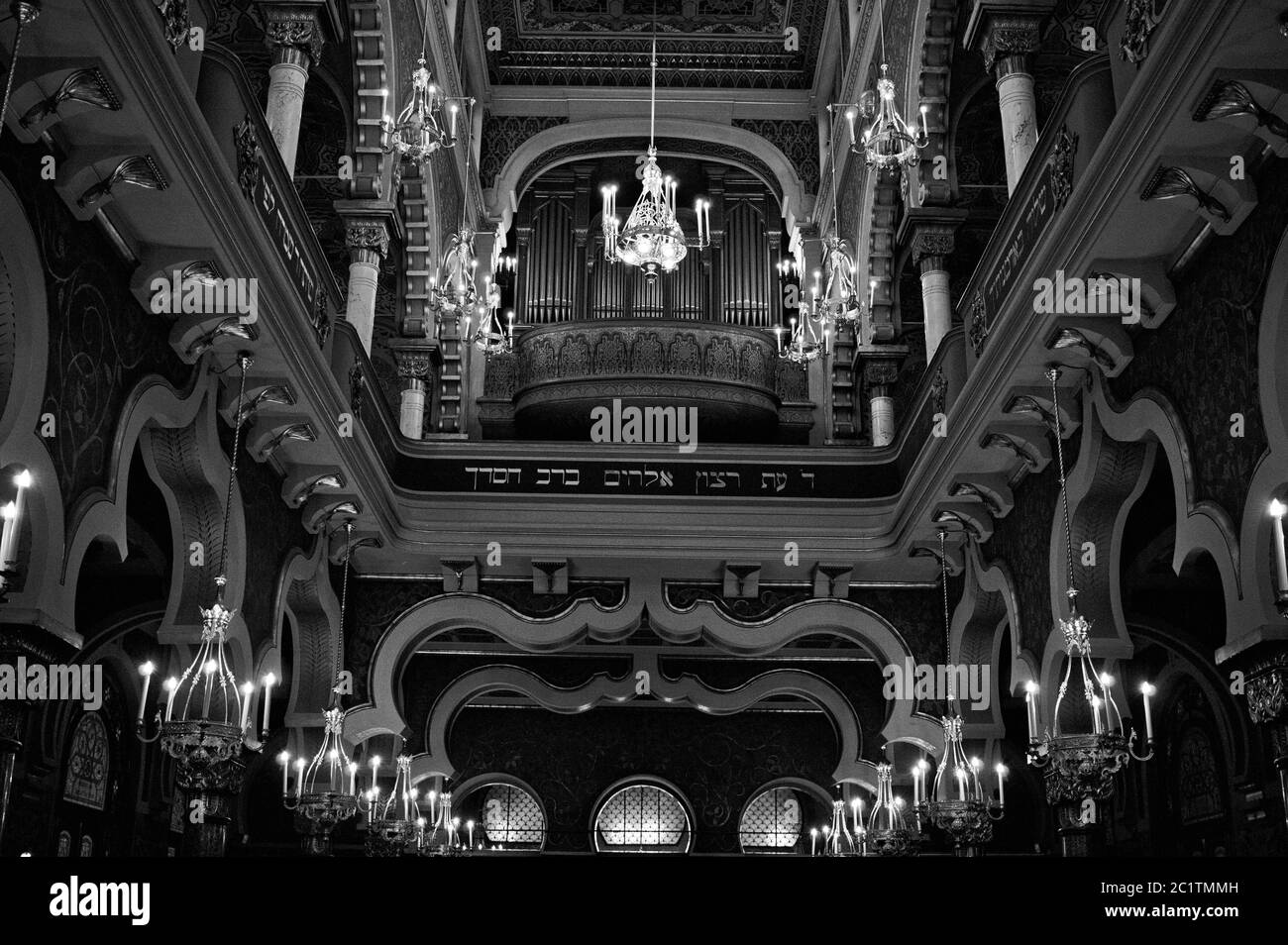 Prag, Tschechische Republik - 30. Dezember 2019: Das Innere der Jeruzalémská synagoga, die einen maurischen Stil mit vielen chadeliers, orientalischen Bögen, golde hat Stockfoto