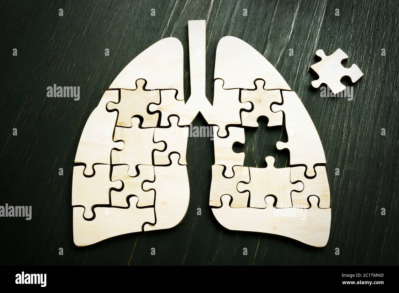 Lungenkrebs oder Atemwegserkrankung Konzept. Holzpuzzle auf der dunklen Oberfläche. Stockfoto