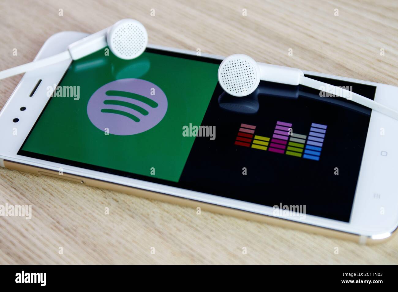 Spotify und Deezer Mobiltelefonanwendungen. Spotify und Deezer sind zwei der größten Musik-Streaming-Plattformen Stockfoto