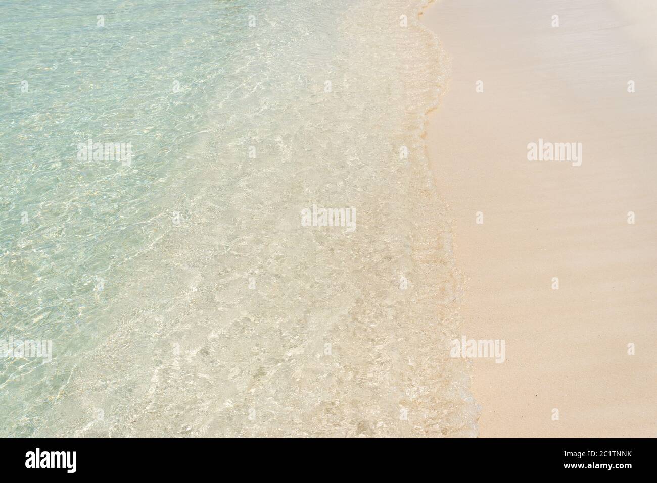 Türkisfarbenes Wasser und sanfte Wellen auf der tropischen Bahamas-Insel als Hintergrund. Reisekonzept Für Sommerferien. Stockfoto