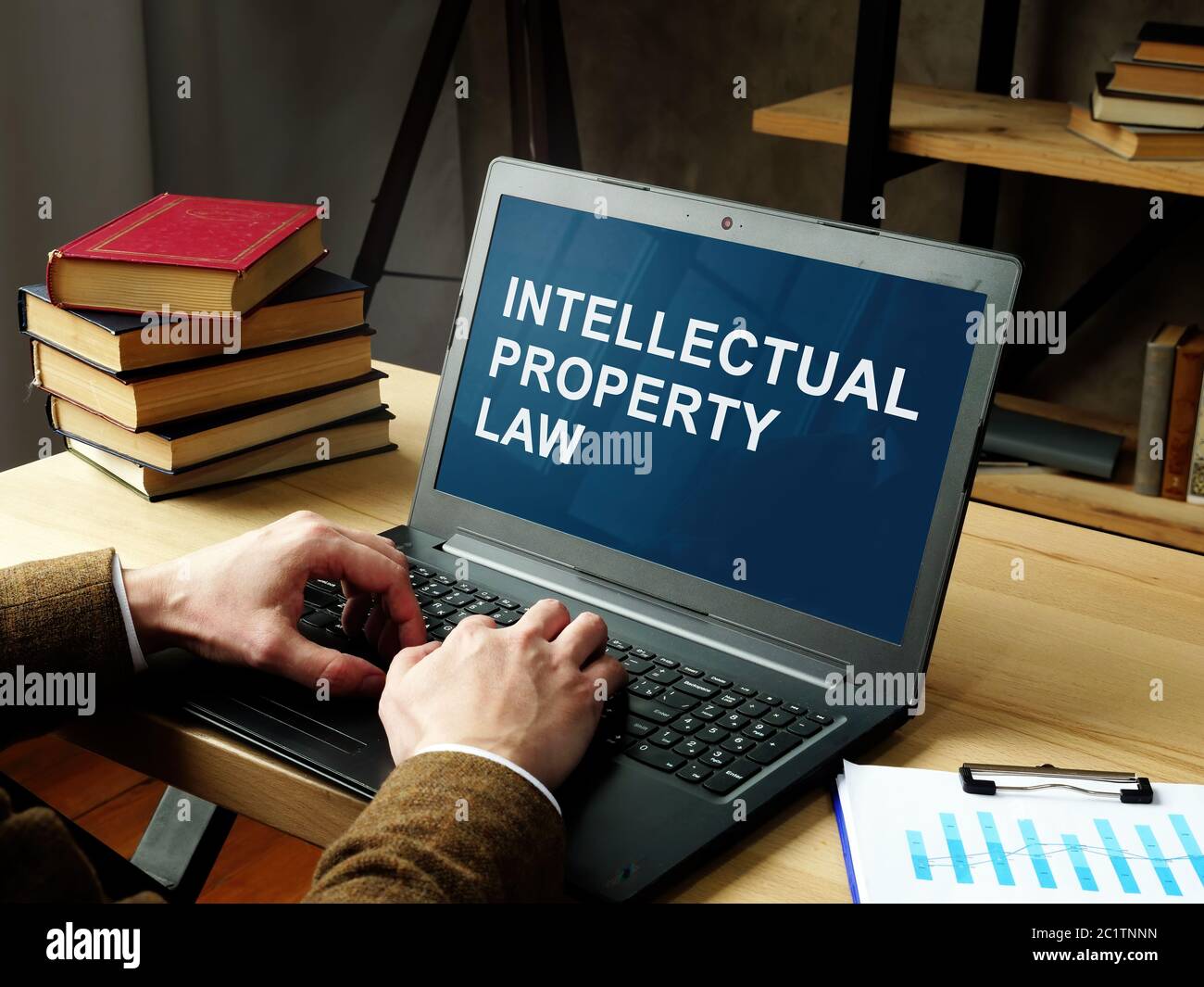 Rechtsanwalt liest über das Recht des geistigen Eigentums auf dem Laptop. Stockfoto