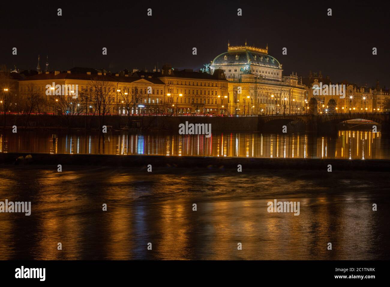 Nachtansicht von Kampa zum Nationaltheater in Prag Stockfoto