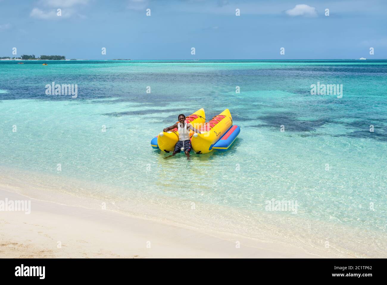 Nassau, Bahamas - 3. Mai 2019: Banana Boat auf dem Goodman's Beach in Nassau, Bahamas. Aufblasbare Bananen für Gruppen-Skaten auf dem Meer. Aktive Erholung, e Stockfoto