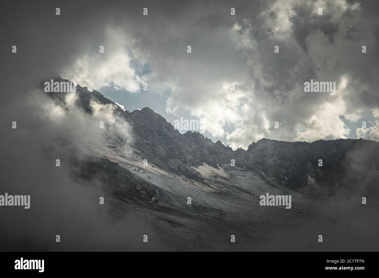 Berglandschaft eines hohen Berghangs mit einem gesprungenen Gletscher schlammigen vulkanischen Hang vor der Kulisse des Kaukasus Mou Stockfoto