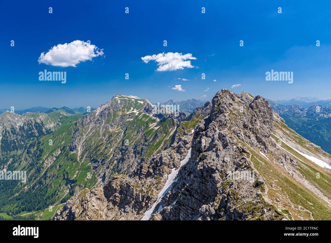 Blick vom Gipfel des Nebelhorn in Richtung Rotspitze Berg, Bayern, Deutschland Stockfoto