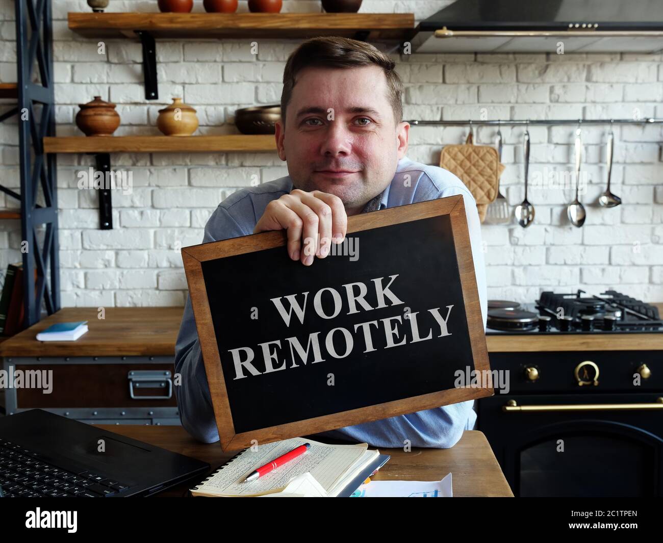 Glücklicher Mann hält Arbeit fernab Zeichen. Stockfoto