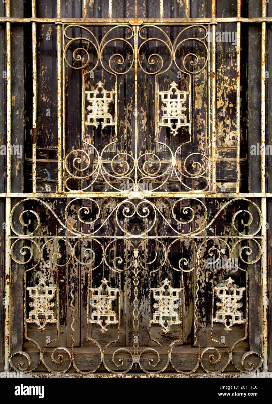 Schöner geschmiedeter Grill an der Tür Stockfoto