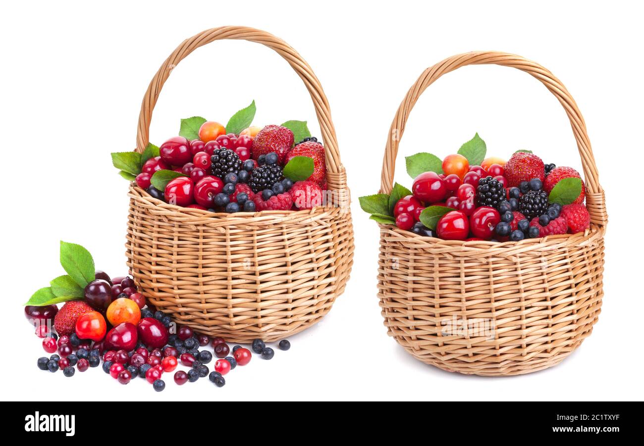 Frische Beeren im Korb auf weißem Hintergrund Stockfoto