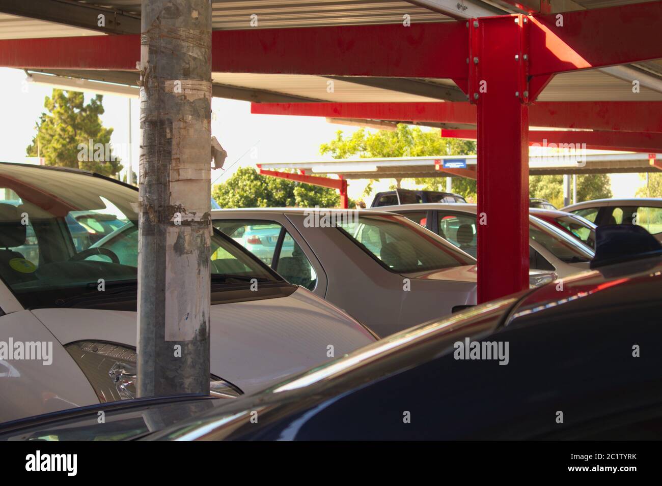 Detail von Autos stehen auf einem überdachten, aber Outdoor-Parkplatz in der Nähe eines Einkaufszentrums Stockfoto