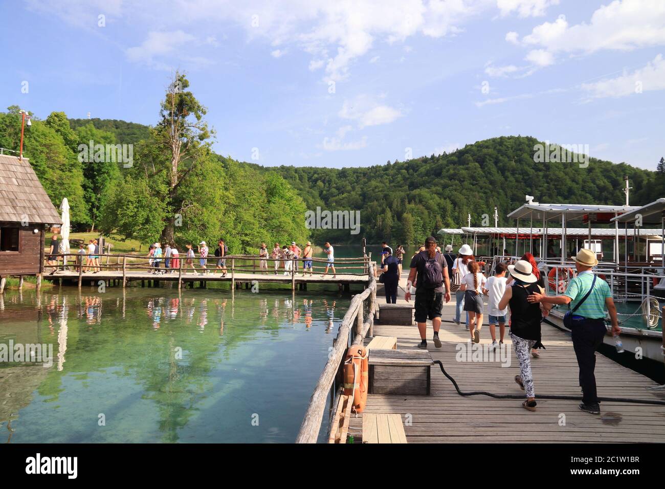 PLITVICE, KROATIEN - 15. JUNI 2019: Die Menschen besuchen den Nationalpark Plitvicer Seen (Plitvicka Jezera) in Kroatien. Plitvice ist der beliebteste Nationalpark Stockfoto