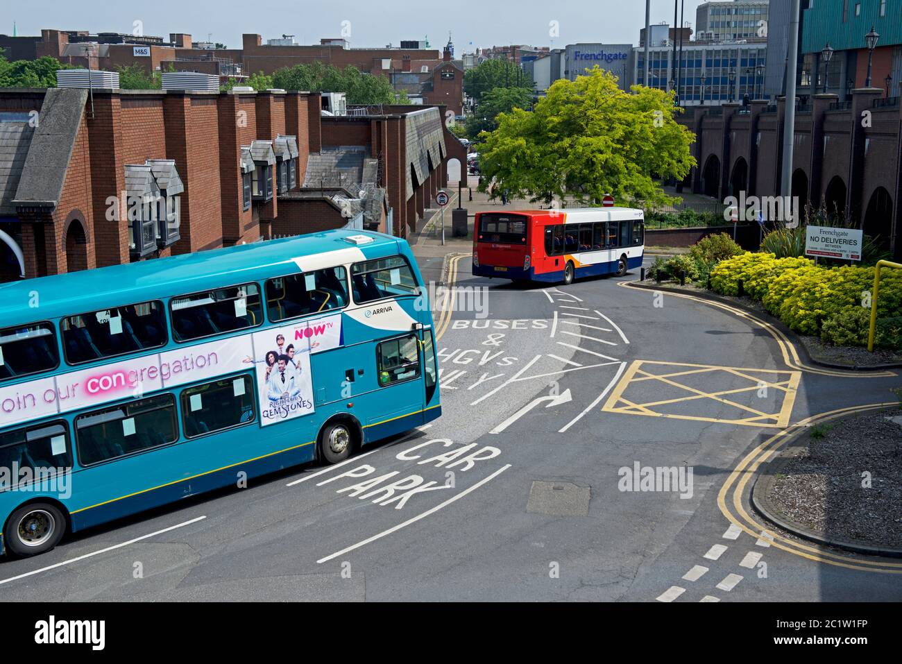 Busse und Straßenverbindungen in Doncaster, South Yorkshire, England Stockfoto