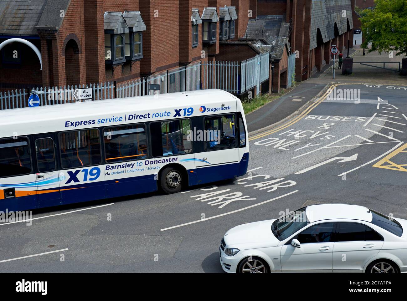Bus und Auto an der Kreuzung in Doncaster, South Yorkshire, England Stockfoto