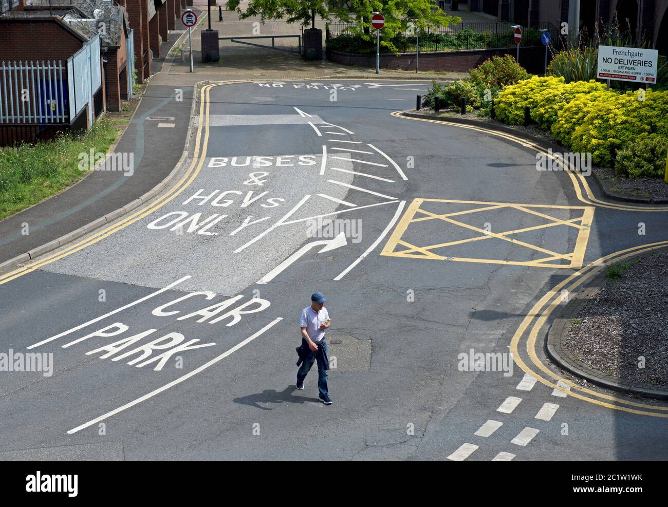 Mann, der über die Kreuzung in Doncaster, South Yorkshire, England, geht Stockfoto