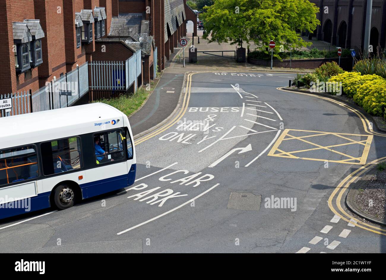 Eindeckerbus an der Kreuzung in Doncaster, South Yorkshire, England Stockfoto