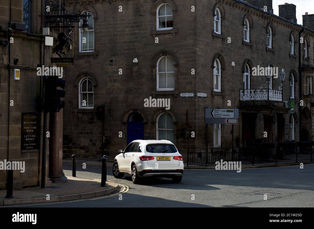 Auto am Straßenzufahrt in Otley, West Yorkshire, England Stockfoto