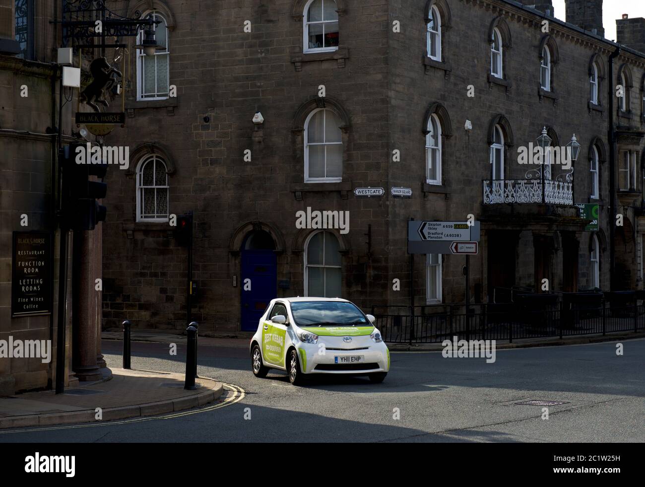Auto am Straßenzufahrt in Otley, West Yorkshire, England Stockfoto