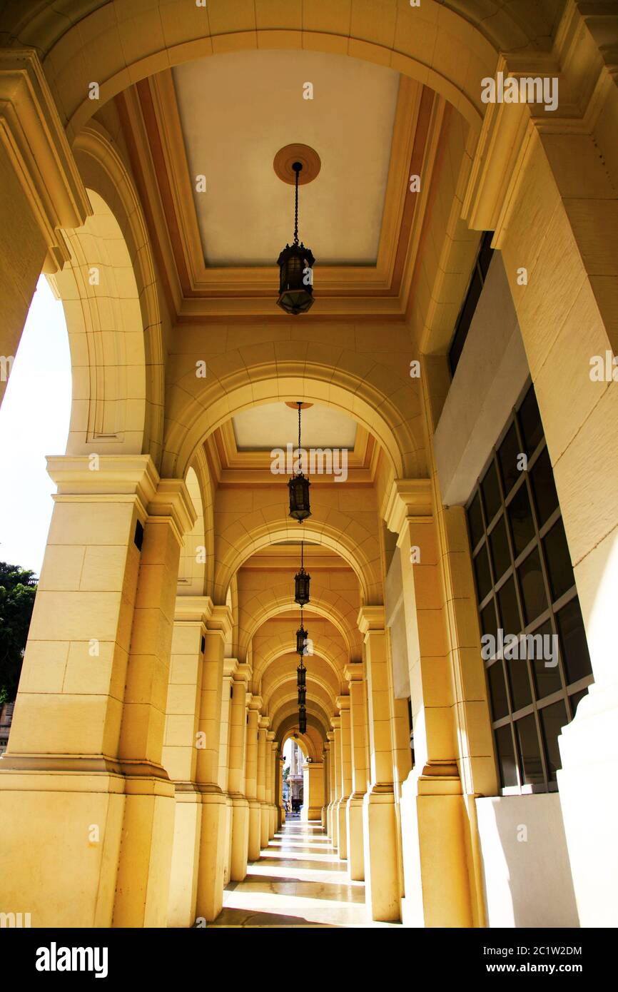 Typisch Portikus unter einem Gebäude aus der Kolonialzeit in Kuba Stockfoto