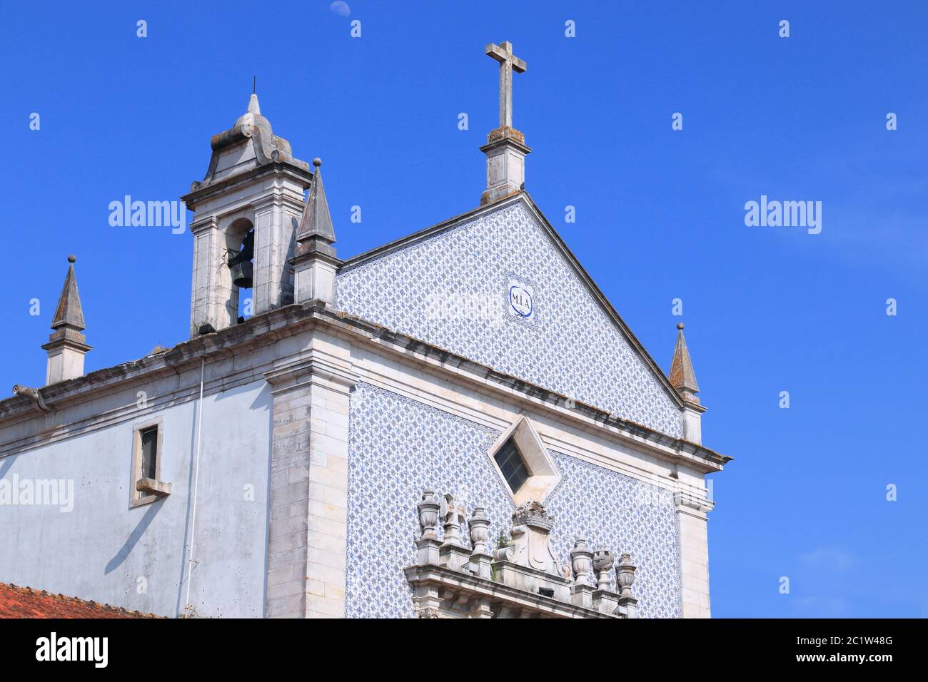 Kirche mit blauen Fliesen in Aveiro, Portugal. Traditionelle Kirche mit blauen Azulejos Fliesen. Stockfoto