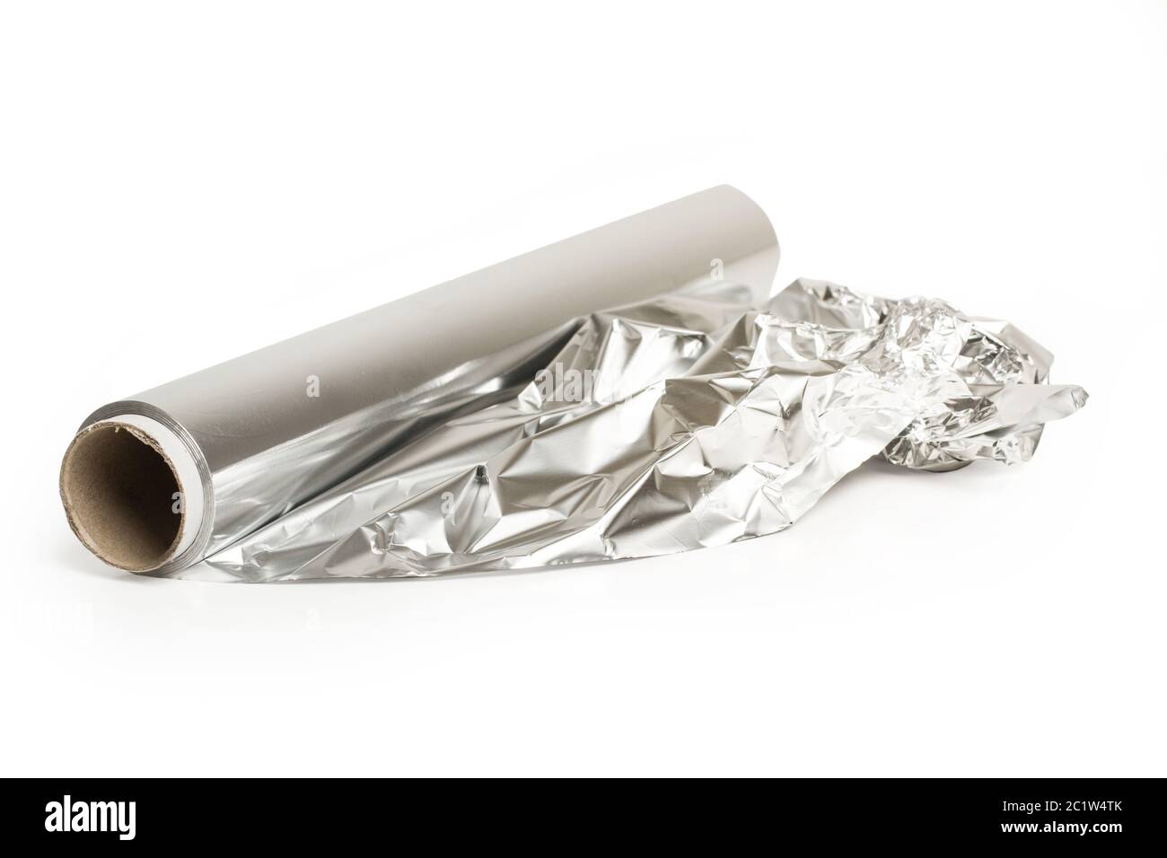 Eine auf weißem Hintergrund isolierte Rolle aus Aluminiumpapier Stockfoto