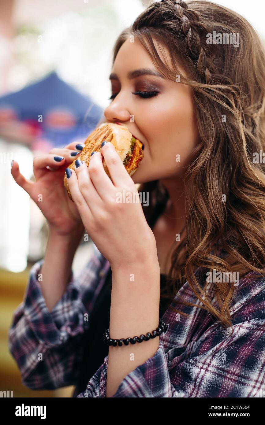 Foodie mit Hamburger beiseite, mit entsetzten Ausdruck. Stockfoto