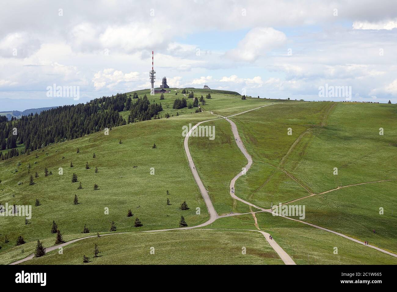 Feldberggipfel mit Wetterradarsystem im Friedrich-Luise-Turm und neuem Feldbergturm Stockfoto