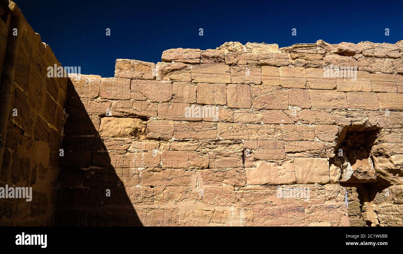 Nahaufnahme der Ruinen des koptischen Klosters Deir Al Kashef und des Tempels in der Oase Kharga, Ägypten Stockfoto