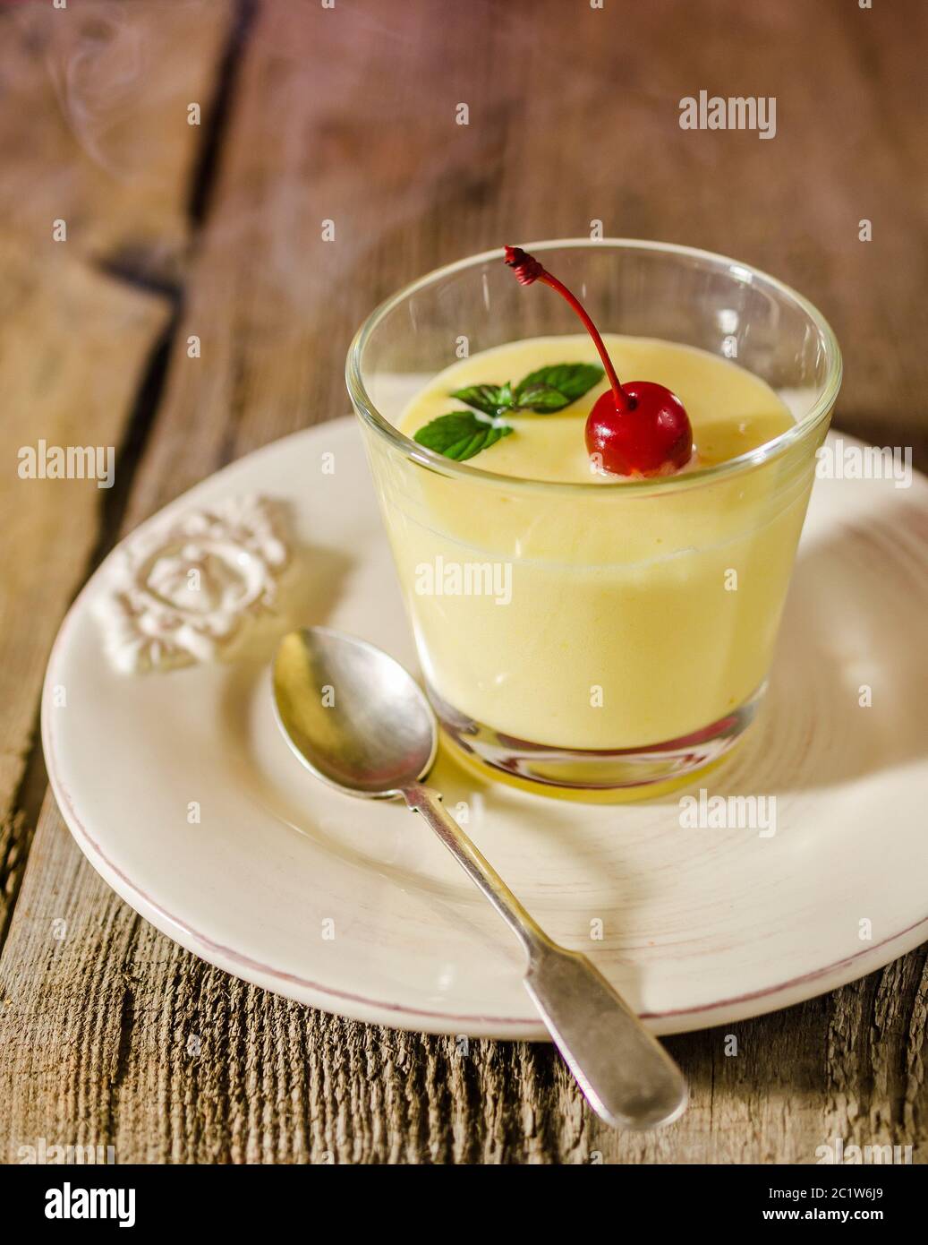 Zabaione - Italienische alkoholische Dessert Stockfoto