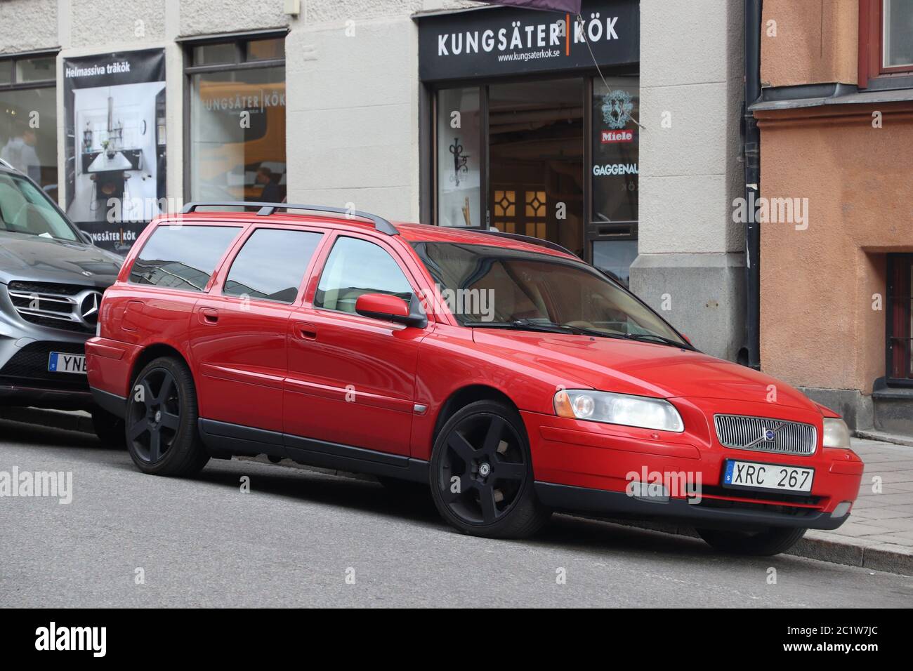 STOCKHOLM, Schweden - 24. AUGUST 2018: Die roten Volvo V70 Kombi in Stockholm, Schweden geparkt. Es gibt 4,8 Mio. Personenkraftwagen in Schweden registriert Stockfoto