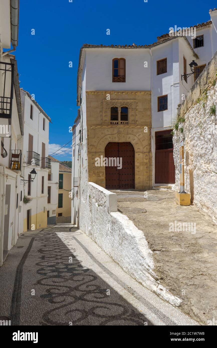 Spazieren Sie durch die schönen Straßen von Alhama de Granada, Spanien Stockfoto