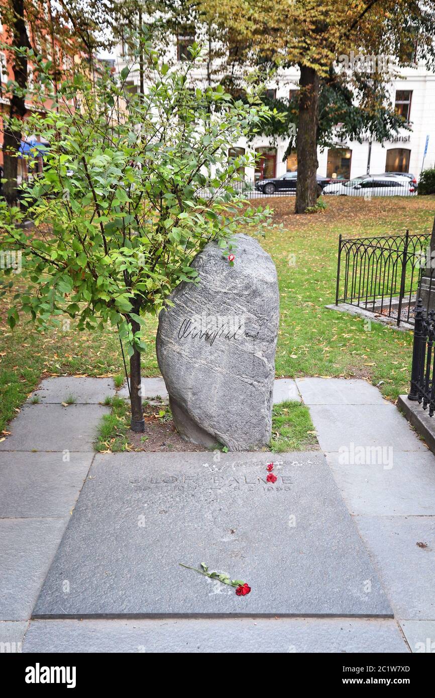 STOCKHOLM, SCHWEDEN - 22. AUGUST 2018: Grabstein von Olof Palme, ermordeten schwedischen Ministerpräsidenten in Stockholm. Das Geheimnis bleibt ungelöst. Stockfoto