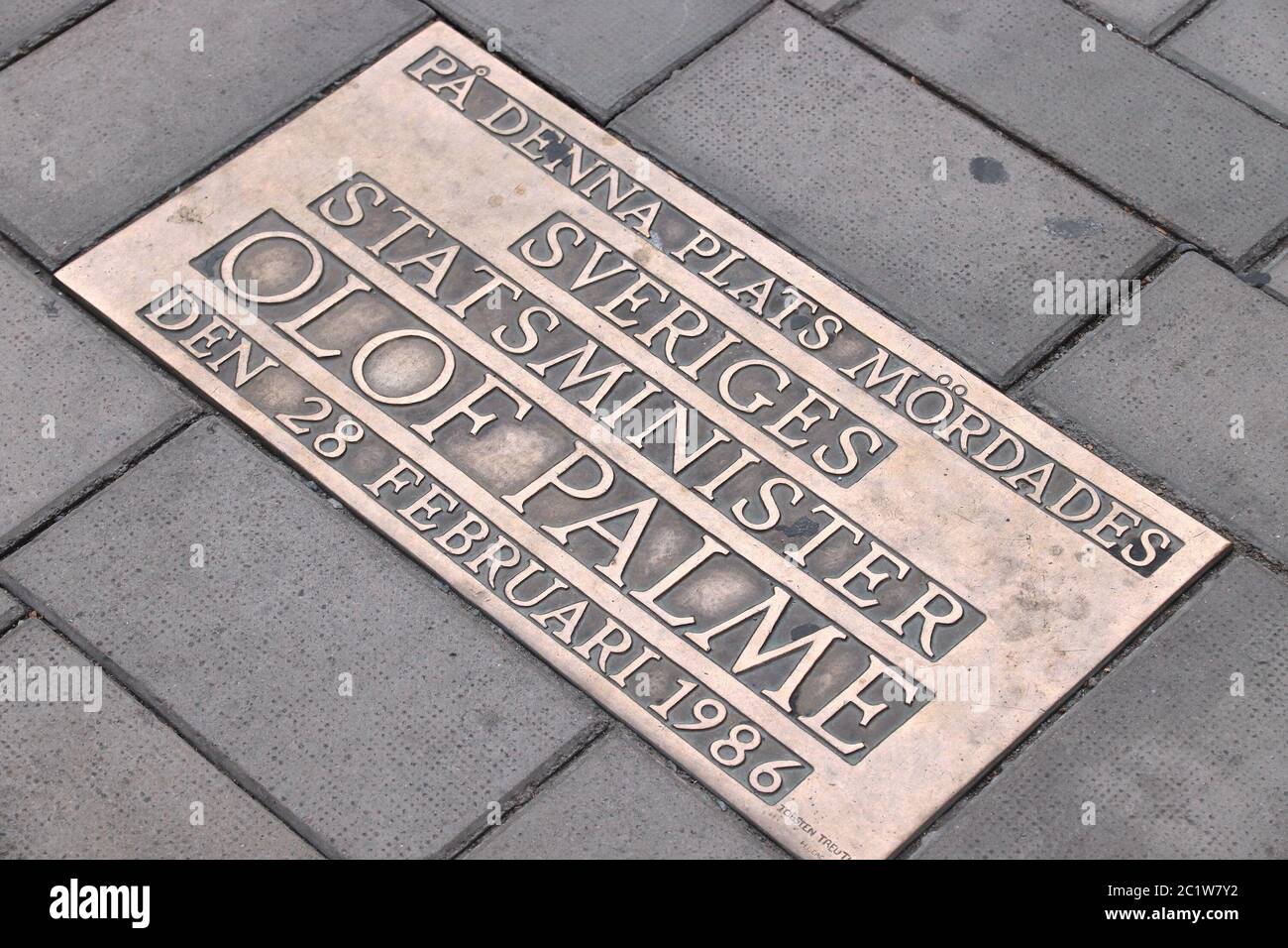 STOCKHOLM, SCHWEDEN - 22. AUGUST 2018: Gedenkschild am Ort des Mordes an Olof Palme, dem schwedischen Ministerpräsidenten, in der Sveavagen Straße in Stockholm. Th Stockfoto