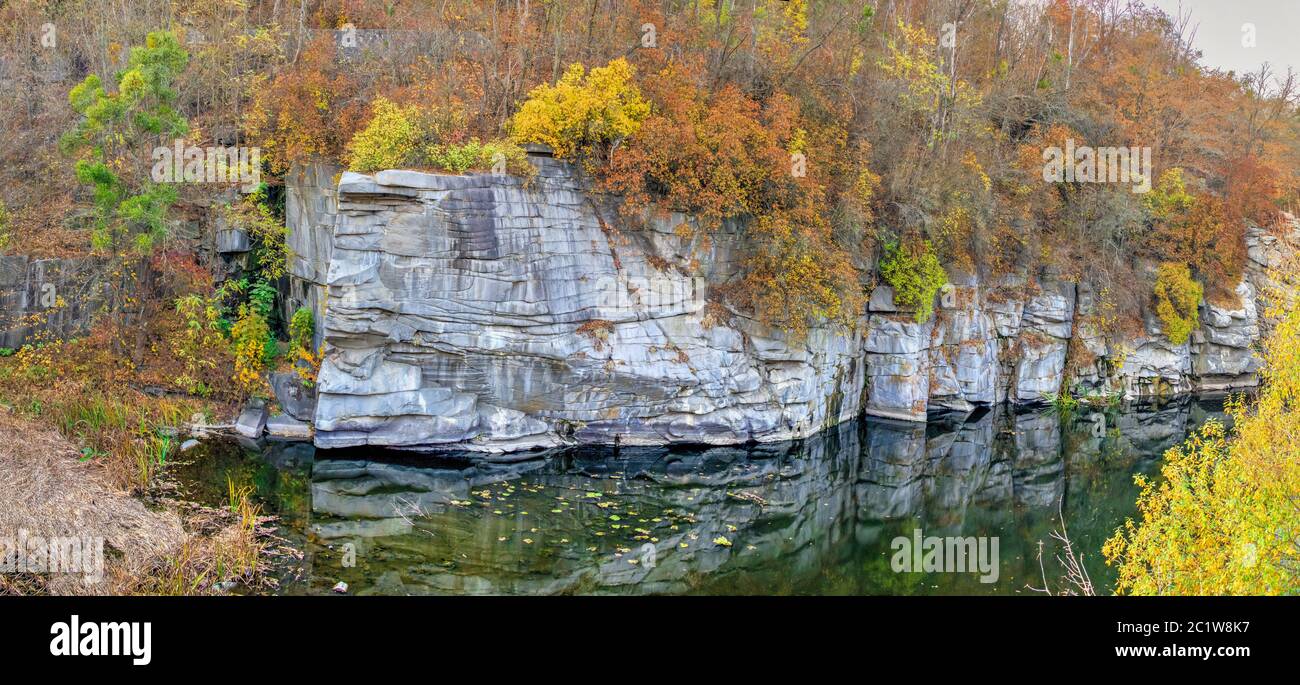Buky Canyon und Hirskyi Tikych Fluss, eines der Naturwunder der Ukraine, im Herbst Stockfoto