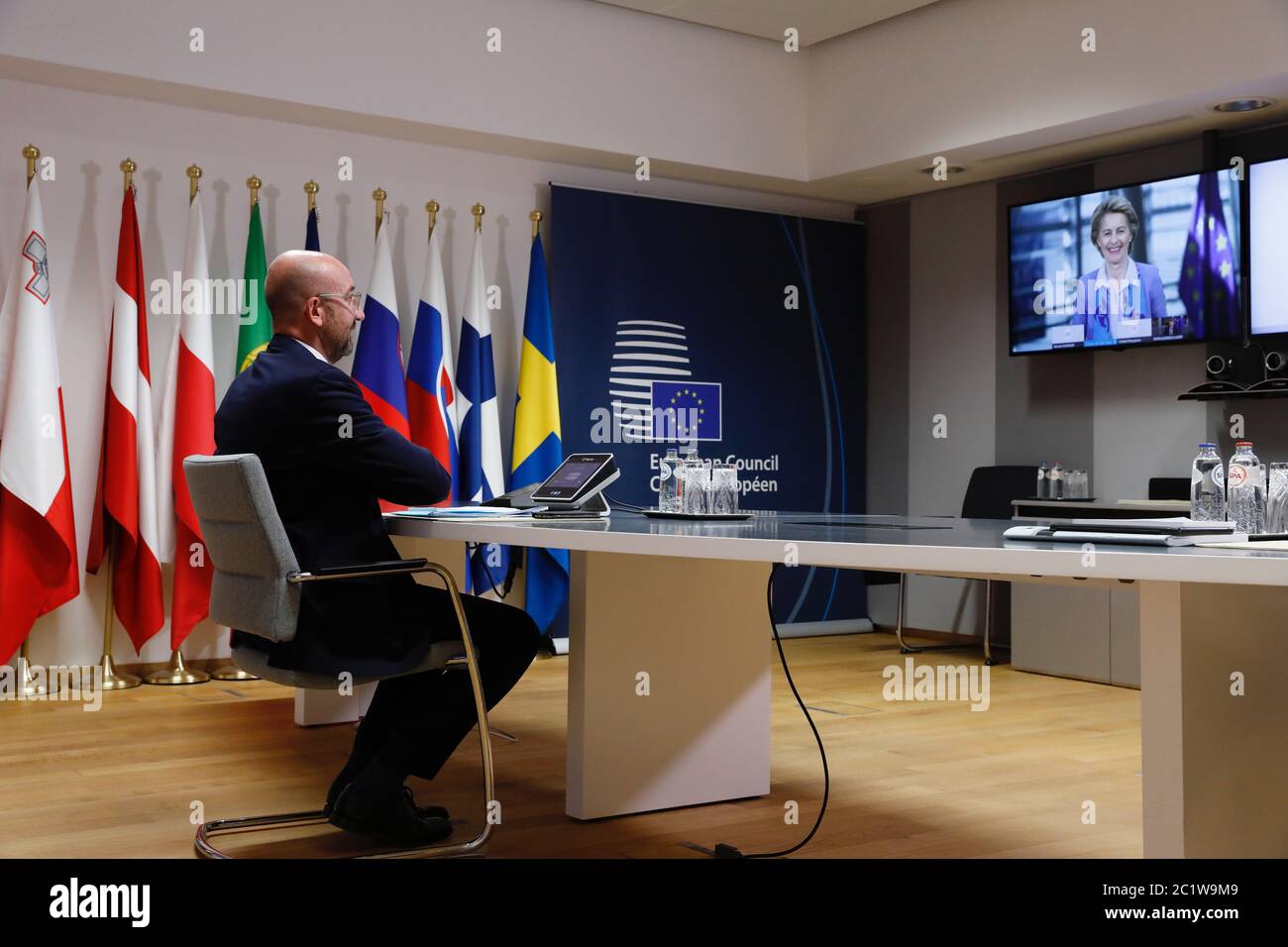 (200616) -- BRÜSSEL, 16. Juni 2020 (Xinhua) -- der Präsident des Europäischen Rates Charles Michel nimmt an der hochrangigen Videokonferenz zum Brexit am EU-Hauptsitz in Brüssel, Belgien, am 15. Juni 2020 Teil. Der britische Premierminister Boris Johnson führte am Montag Videogespräche mit den Chefs der Europäischen Union (EU), wobei beide Seiten eine neue Dynamik bei der Suche nach einem Abkommen vor Ende dieses Jahres forderten, wenn die Brexit-Übergangsperiode endet. In einer gemeinsamen Erklärung, die nach dem Online-Gipfel zwischen Johnson und dem Präsidenten des Europäischen Rates Charles Michel, dem Präsidenten des Europäischen Rates, veröffentlicht wurde Stockfoto