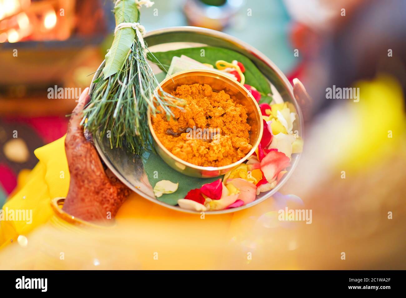 Frische Kurkuma Paste für indische Hochzeit haldi Zeremonie Stockfoto