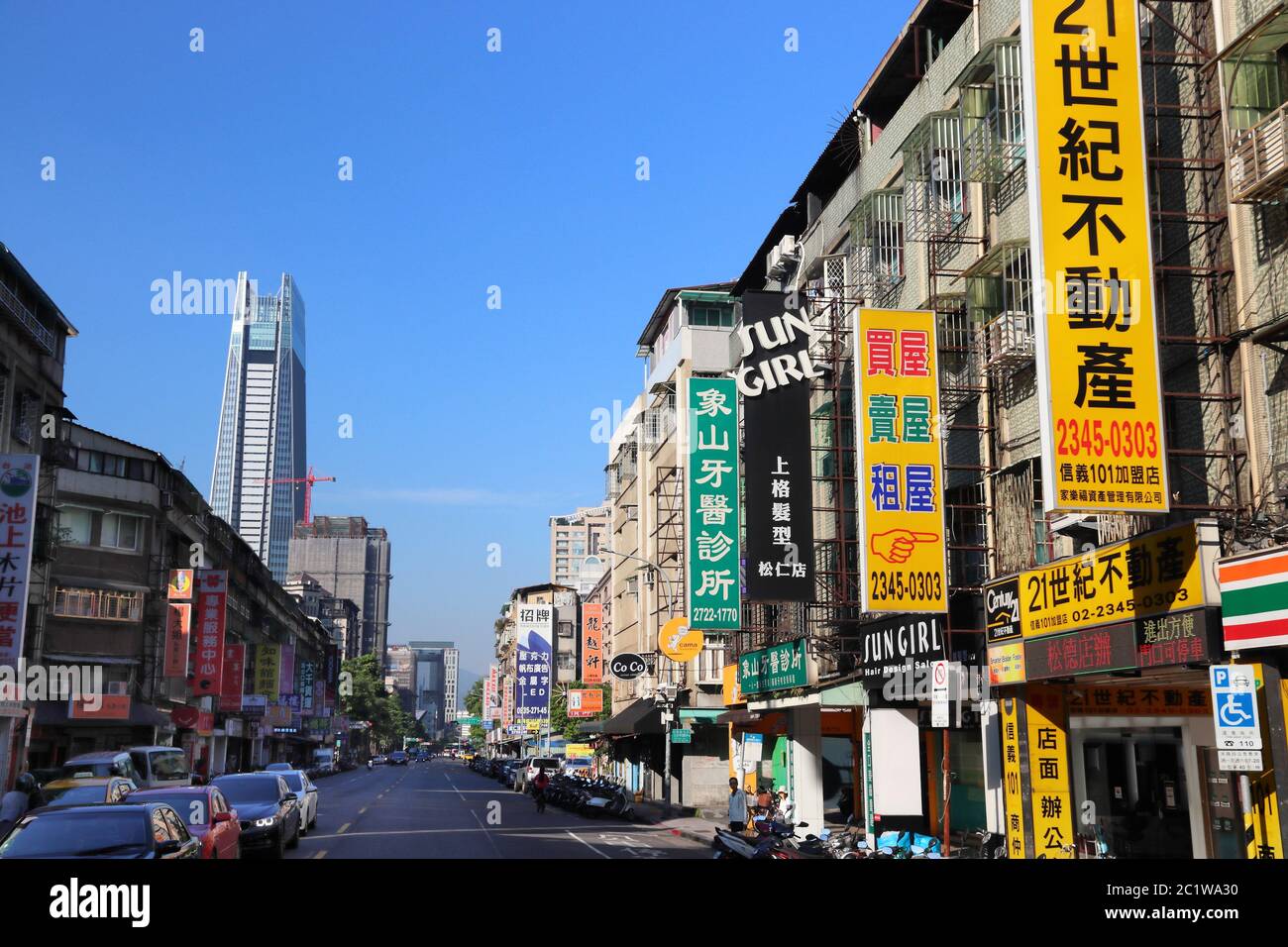 TAIPEI, Taiwan - Dezember 5, 2018: Street View in Xinyi Bezirk von Taipeh, Taiwan. Taipei ist die Hauptstadt von Taiwan mit einer Bevölkerung von 8,5 Millio Stockfoto