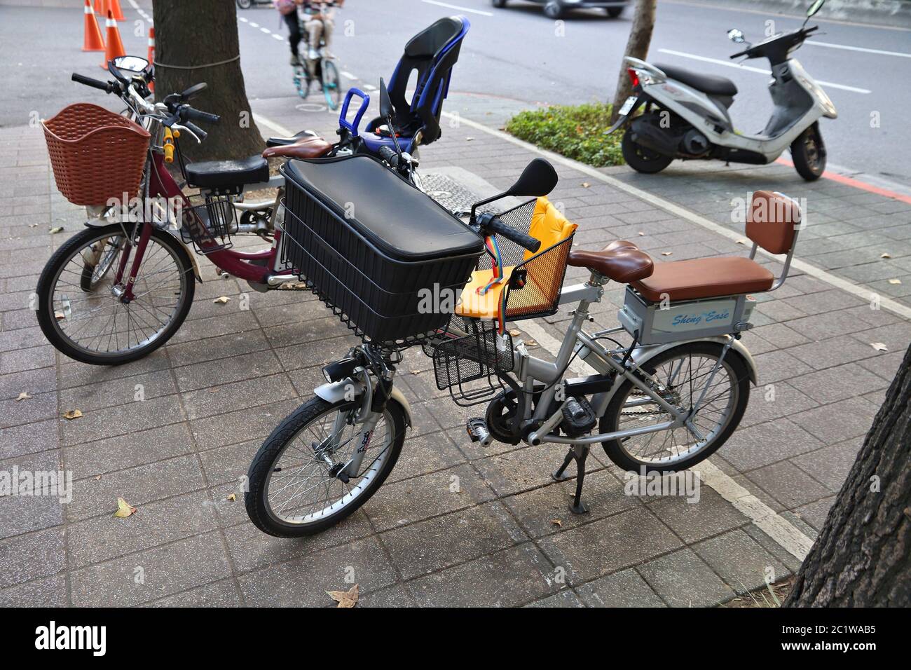 TAIPEI, TAIWAN - 3. DEZEMBER 2018: Drei-Personen-Elektrofahrrad in Taipei, Taiwan. Alle Arten von Mehrpersonenfahrrädern sind beliebte Transportmittel Stockfoto