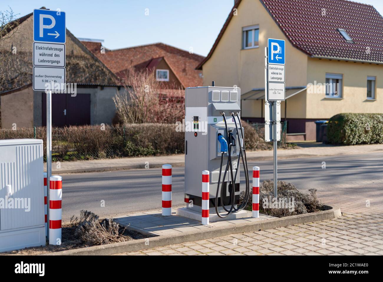 Ladestation für ein Elektrofahrzeug mit 3 verschiedenen Steckverbindern Stockfoto