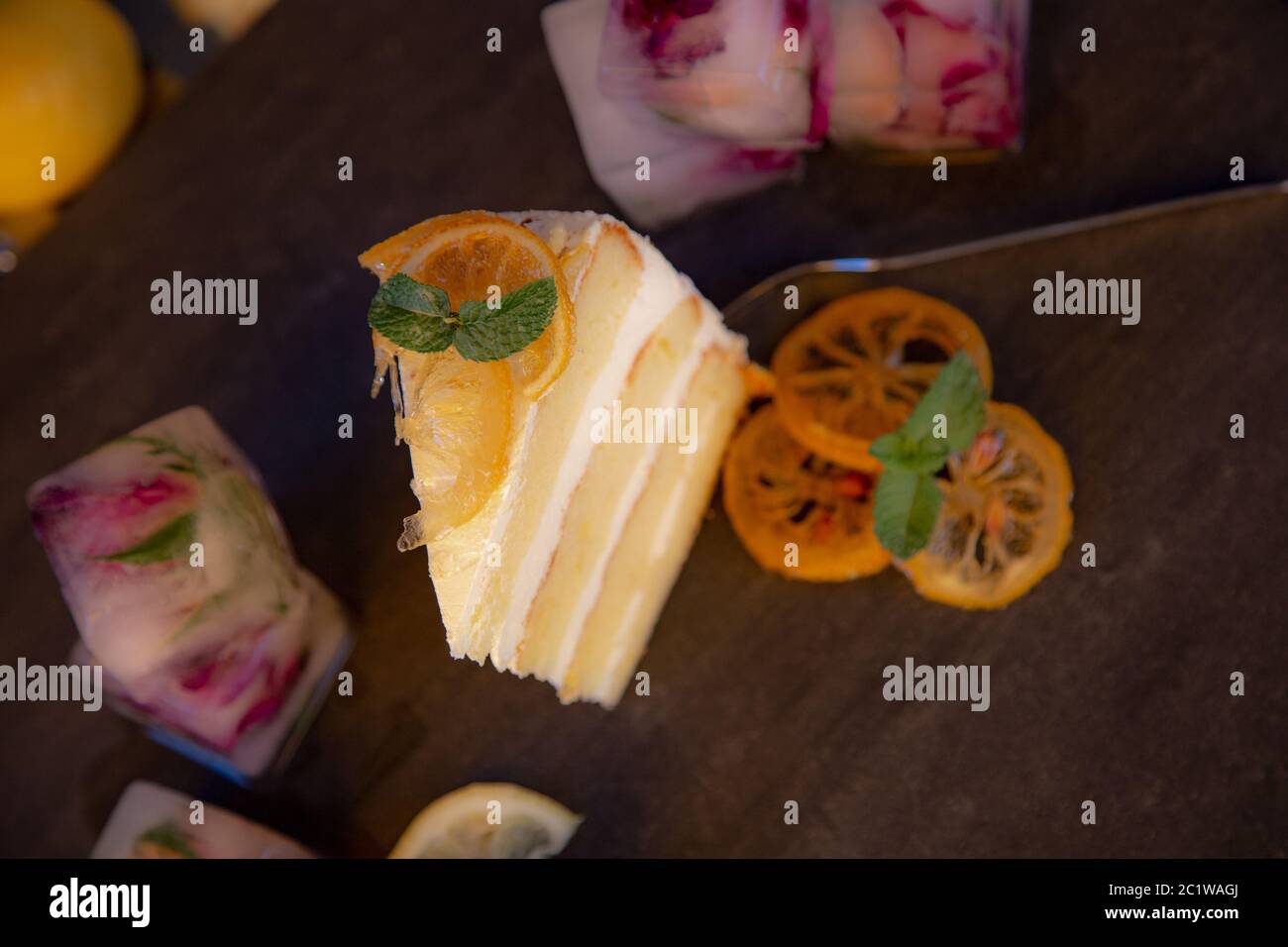Zitronenkuchen im Sommer Stockfoto