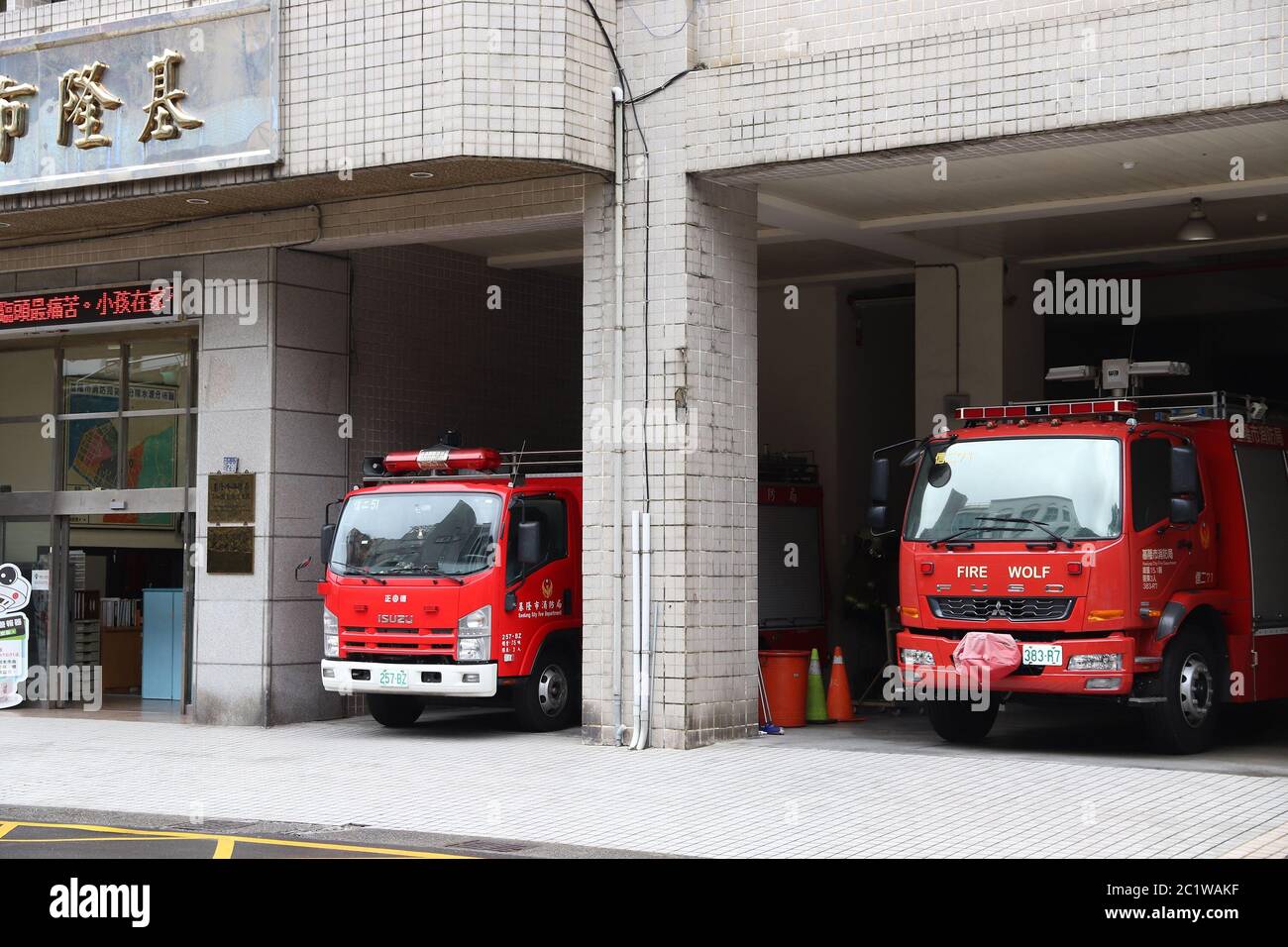 KEELUNG, TAIWAN - November 23, 2018: Fire Station in Keelung, Taiwan. Mitsubishi Fuso, Isuzu und MAN Lkw. Stockfoto