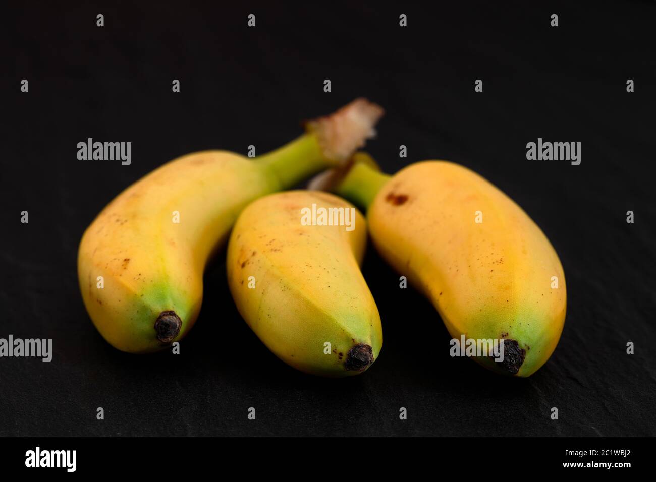 Reife Bananen und tropische Früchte Stockfoto